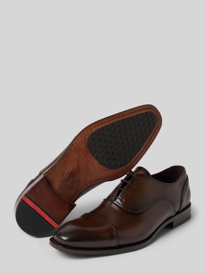 Produktfoto, Herren Derby aus Leder Modell 'NOBEL' von Lloyd in Braun, vorne spitz zulaufend mit Schnürung, Absatzhöhe 2 cm, Schafthöhe 7 cm, Schaftweite 13 cm, glatte Oberfläche, elegante Linienführung