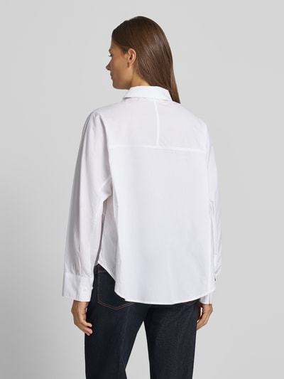 Frauenmodel trägt Relaxed Fit Bluse Modell 'Susana Selmina' von MSCH Copenhagen, weiß, Baumwoll-Lyocell-Mix, Ganzkörperansicht Rückansicht.