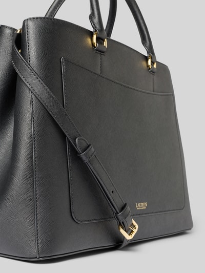 Produktfoto, zwarte Lauren Ralph Lauren Handtasche mit Logo-Applikation Modell 'HANNA', gestructureerd leer, goudkleurige details, context: dames handtas, hoofdvak open, handgrepen, binnenvak met rits, afmeting 34x27x16 cm, schouderriem 81 cm.