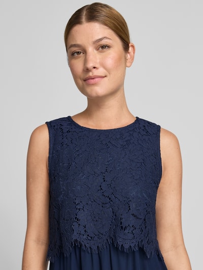 Vrouwenmodel draagt avondjurk van VILA, katoenmix, recht model, maxi-jurk, Model 'MILINA LACE', kant, ronde hals, nahaufnahme bovenlichaam.