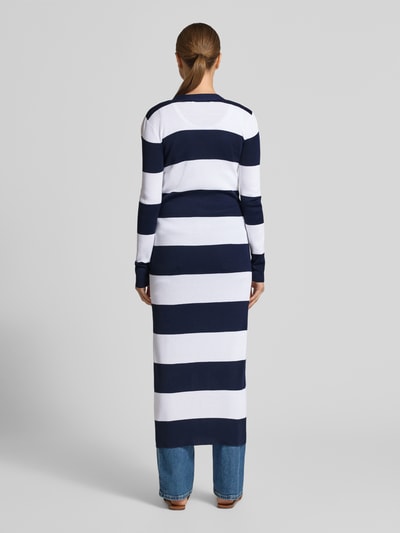 Kobiece model prezentuje długi kardigan Longcardigan mit Knopfleiste von Lauren Ralph Lauren, mieszanka bawełny i wiskozy, taliowany krój, prążkowany dekolt w serek, listwa guzikowa, wpuszczane kieszenie, długość tyłu 125 cm, długość rękawów 62 cm, szerokie granatowo-białe pasy, tekstura miękka, widok całej sylwetki z tyłu.