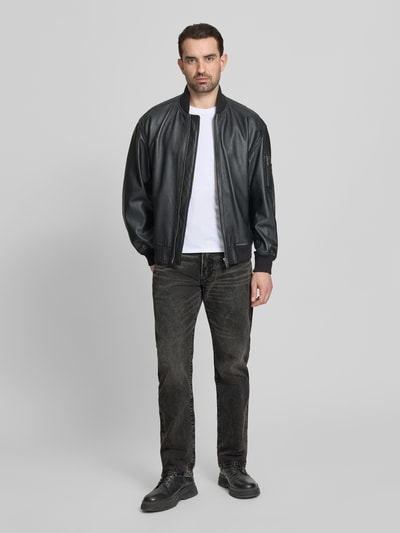 Männermodel trägt Relaxed Straight Fit Jeans im Used-Look von GAP aus Reine Baumwolle mit Eingrifftaschen, Ganzkörperansicht von vorne.