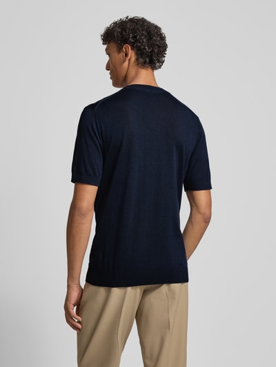 Männermodel trägt Strickshirt mit Rundhalsausschnitt und 1/2-Arm von OLYMP Level Five aus Baumwoll-Lyocell-Mix, Regular-Fit, Rückenlänge 67 cm, dunkle Farbe, glatte Struktur, Ganzkörperansicht Rückansicht.