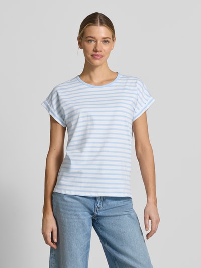 Frauenmodel trägt Damen T-Shirt mit Allover-Look und Rundhalsausschnitt, Modell 'RINA' von Soyaconcept, Bio-Baumwoll-Elasthan-Mix, Regular-Fit, Rückenlänge bei Größe S 64 cm, helle Farben mit blauen Streifen, Ganzkörperansicht von vorne.