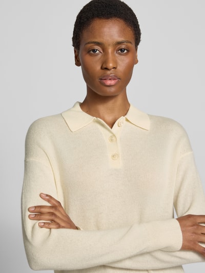 Vrouwenmodel draagt nauwsluitend dames knitwear poloshirt uit mix van wol en kasjmier Model 'SORMA' van Marella met polokraag, Met lange mouwen, Tricotlook, ribboorden, ruglengte maat S 51 cm, mouwlengte 53 cm, Nahaufnahme Oberkörper.