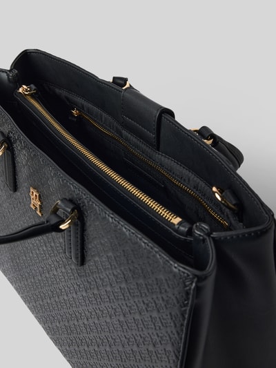 Produktfoto, Henkeltasche in Leder-Optik von Tommy Hilfiger, Unifarben, Magnetverschluss, Hauptfach mit geteiltem Innenraum, Reißverschlussfach, Einschubfach, Logo-Muster mit Metall-Logo-Applikation, Tragehenkel, elegante glatte Oberfläche mit feiner Struktur.