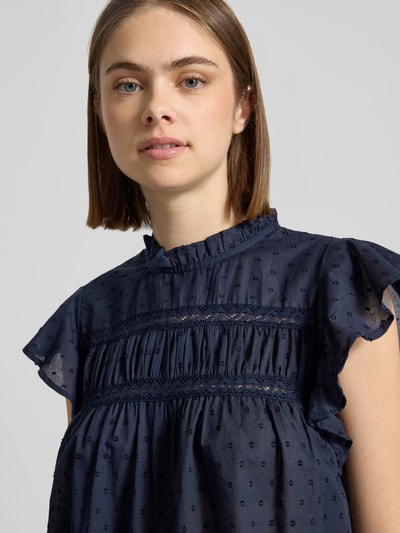 Frauenmodel trägt Regular Fit Blusentop aus reiner Baumwolle Modell 'KATTI' von Only, florales Allover-Muster, Rüschenkragen, Popeline, Nahaufnahme Oberkörper.