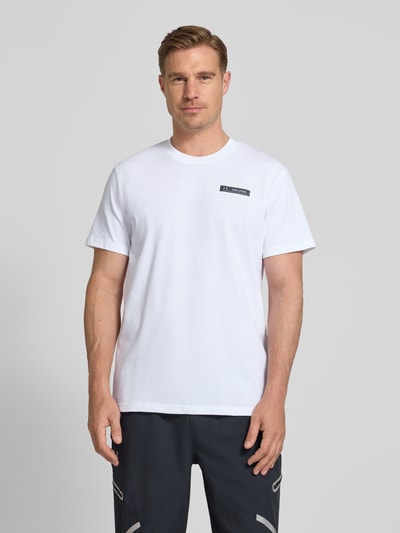 Männermodel trägt Regular Fit T-Shirt mit Logo-Applikation von Under Armour, weißer Baumwoll-Mix, Rundhalsausschnitt, Ganzkörperansicht von vorne.