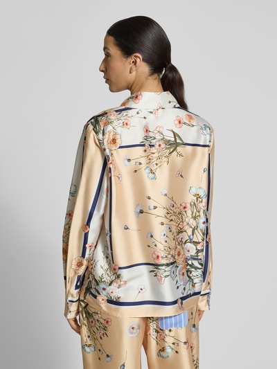 Kobiece modelka nosi Bluzka koszulowa Relaxed Fit Hemdbluse mit floralem Allover-Print od Liu Jo White, satyna, kwiatowy nadruk na całej powierzchni, kołnierzyk koszulowy, długie rękawy, nadruk z logo, listwa guzikowa, sportowe mankiety, długość tyłu w rozmiarze 36: 64 cm, długość rękawów w rozmiarze 36: 60 cm, pastelowe kolory, motywy kwiatowe, faktura satynowa, widok całej sylwetki od tyłu
