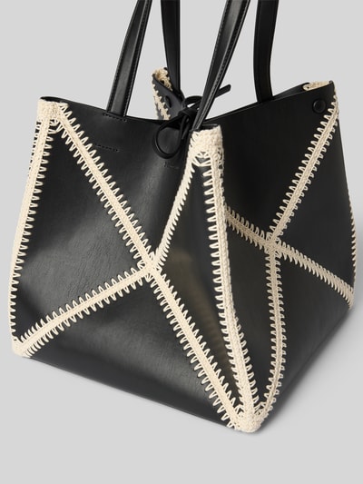 Produktfoto, Tote Bag mit Flecht-Detail von Nanushka in Schwarz mit kontrastierenden cremefarbenen Flecht-Details, Hauptfach mit Laschenverschluss, schmale Schulterhenkel, herausnehmbare Innentasche mit Reißverschluss, Logo-Detail, Maße ca. 27 cm Breite, 26 cm Länge, 27 cm Tiefe.
