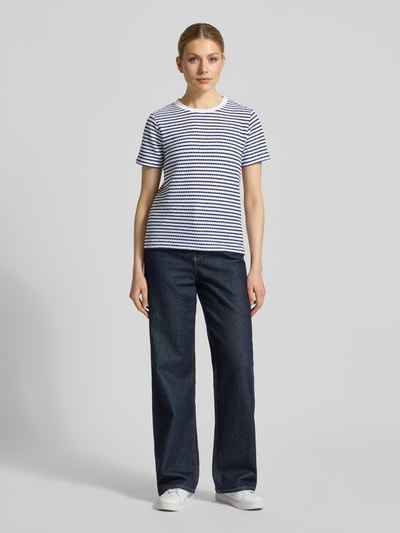 Vrouwenmodel draagt T-shirt met structuurpatroon en ronde hals van monari, mix van katoen en elastaan, regular fit, ruglengte 58 cm, mouwlengte 20 cm, dames t-shirt, vooraanzicht.