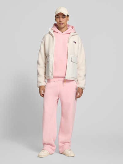 Männermodel trägt Regular Fit Webpelzjacke in Teddy-Optik von Tommy Jeans, cremefarben, mit glatter Textur, Ganzkörperansicht von vorne, Herren Teddy- / Webpelzjacke von Tommy Jeans.