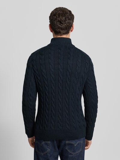 Männermodel trägt Troyer mit Label-Stitching von Polo Ralph Lauren aus reiner Baumwolle im Regular-Fit, gerippte Abschlüsse, dunkelblau, Struktur mit Zopfmuster, Rückenansicht, Ganzkörperansicht Rückansicht.