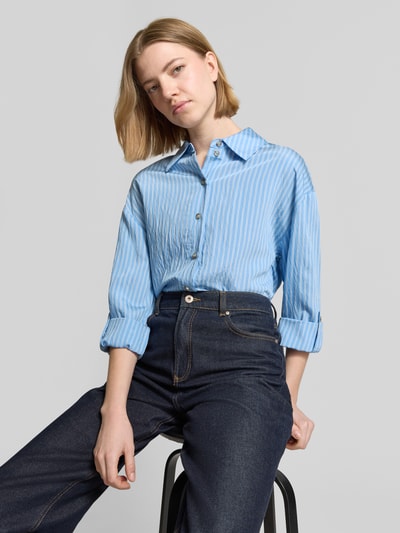 Frauenmodel trägt Relaxed Fit Hemdbluse aus Viskose-Mix von s.Oliver RED LABEL, blau-weiß gestreift, Popeline, Nahaufnahme Oberkörper.