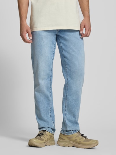 Männermodel trägt Regular Fit Jeans mit Eingrifftaschen Modell 'ROCK' von Blend im Baumwoll-Elasthan-Mix, hellblau, Ganzkörperansicht von vorne.