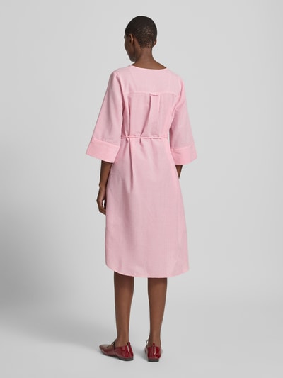 Männermodel trägt sukienka koszulowa z mieszanki bawełny, taliowany fason, długość do kolan, wiązany pasek, rękawy kimono, różowy kolor, abgerundowany dół, model 'IME' od B.Young, długość tyłu w rozmiarze 36: 103 cm, szerokość w rozmiarze 36: 42 cm, długość rękawów w rozmiarze 36: 42 cm, widok całej sylwetki z tyłu.