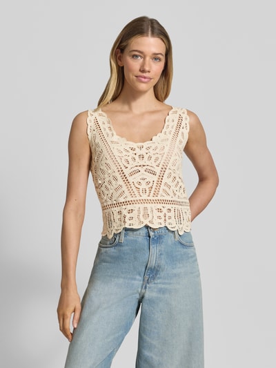 Frauenmodel trägt Tanktop aus Häkelspitze Modell 'OCTAVIA' von Guess in Beige, reine Baumwolle, Slim Fit, Ganzkörperansicht von vorne.