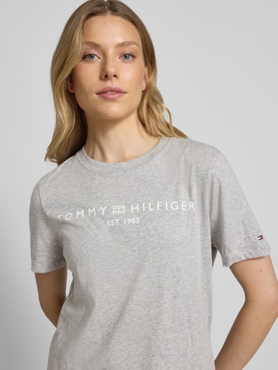 Tommy Hilfiger T-shirt o kroju regular fit z czystej bawełny Jasnoszary melanż 3