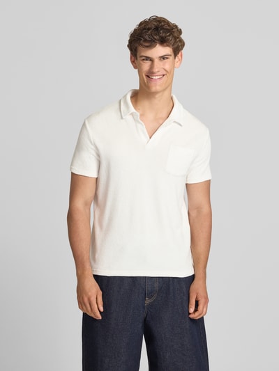Männermodel trägt Slim Fit Poloshirt aus Frottee von Superdry in Weiß, Reine Baumwolle, Kurzärmelig, Kragen mit offener Leiste, Ganzkörperansicht von vorne.