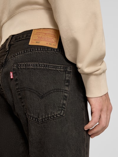 Männermodel trägt dunkle Wide & Loose Fit Jeans aus reiner Baumwolle Modell ''501®'' von Levi's®, Nahaufnahme Rückansicht, Herren Jeans.