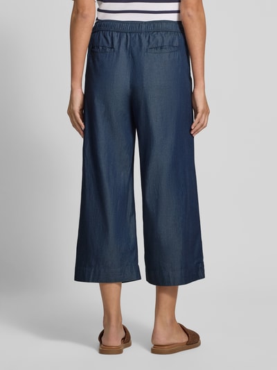 Frauenmodel trägt Tencel Lyocell Culotte mit elastischem Bund von Christian Berg Woman in Dunkelblau, weites Bein, Rückansicht, Ganzkörperansicht.