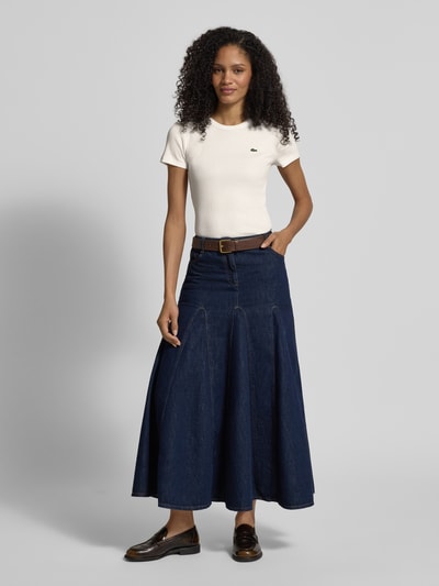 Frauenmodel trägt Slim Fit T-Shirt aus reiner Baumwolle von Lacoste Sport, unifarben, mit Logo-Stitching, kurzarm, Rundhals, Material Ripp, Ganzkörperansicht von vorne