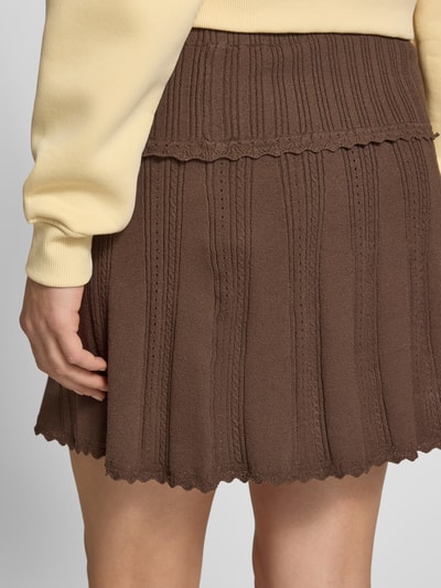 Frauenmodel trägt Strickrock mit elastischem Bund Modell 'GIANNA' von JJXX, Viskose-Mix, Straight Fit, Minirock, Nahaufnahme Rückansicht.