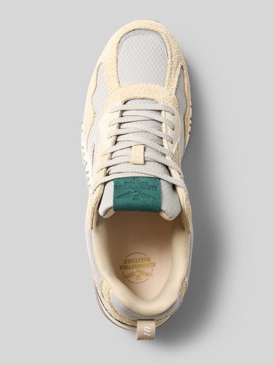 Produktfoto, Sneaker mit Logo-Detail Modell 'Napoli' von Aeronautica Militare in Beige und Creme mit grünem Zungen-Element, Damen Sneaker, abgerundete Passform, leicht profilierte Sohle, Schuhgrößen-Kontext: Absatzhöhe 4 cm, Schafthöhe 8 cm, Schaftweite 10 cm.