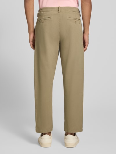 Mannelijk model draagt Straight Fit broek uit katoenmix van REVIEW in beige met steekzakken, achterzakken, knoop- en ritssluiting, bandwijdte bij maat M 42 cm, binnenbeenlengte 69 cm, geheellichaamsaanzicht achterkant