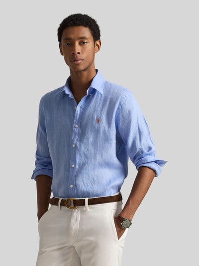 Männermodel trägt Slim Fit Freizeithemd aus reinem Leinen von Polo Ralph Lauren in Optik: Unifarben, Flammgarn, Ganzkörperansicht von vorne.
