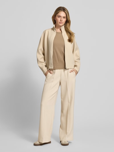 Vrouwenmodel draagt Jacke met Stehkragen Modell 'Ulara' van Someday in licht beige, materiaalmix met stretch, losse pasvorm, zijzakken, ritssluiting, geheelvooraanzicht