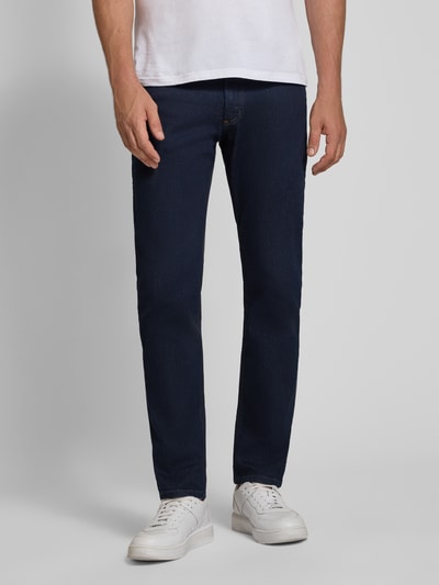 Męski model nosi Straight Fit Jeans aus Baumwoll-Mix von bugatti w kolorze ciemnoniebieskim, 5 kieszeni, zapięcie na guzik i zamek błyskawiczny, mieszanka bawełny, Szerokość w rozmiarze 32/32: 43 cm, Długość wewnętrzna nogawki w rozmiarze 32/32: 80 cm, Ganzkörperansicht z przodu.