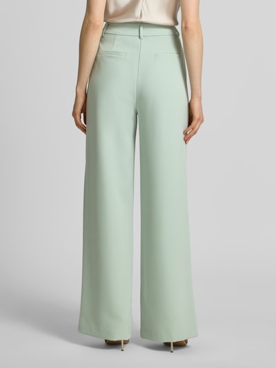 Vrouwenmodel draagt Stoffen broek met steekzakken model 'Jana' van GUIDO MARIA KRETSCHMER WOMAN, mintgroen, materiaalmix met stretch, uitgevlakt model, strookzakken achter, haakjes- en ritssluiting, binnenbeenlengte 84 cm bij maat 36, bandwijdte 38 cm bij maat 36, ganzebody van achteren.