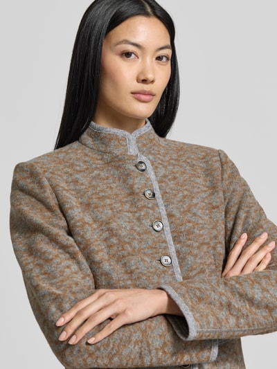 Frauenmodel trägt Blazer aus Baumwoll-Mix mit Stehkragen von White Label, taillierte Passform, grau-braune Muster, Nahaufnahme Oberkörper.