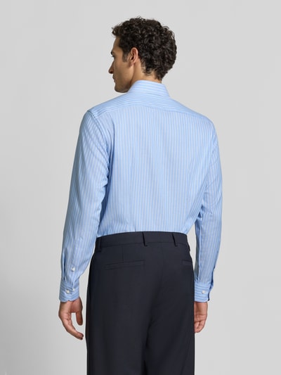 Männermodel trägt Modern Fit Businesshemd aus reiner Baumwolle von OLYMP, hellblau mit weißen Streifen, Ganzkörperansicht Rückansicht, Herren Businesshemd von OLYMP.