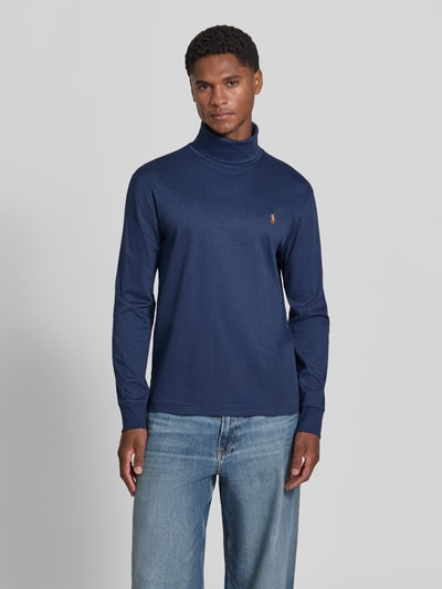 Männermodel trägt Regular Fit Rollkragenpullover aus reiner Baumwolle von Polo Ralph Lauren in Dunkelblau, glatte Struktur, Ganzkörperansicht von vorne. Herren Rollkragenpullover von Polo Ralph Lauren