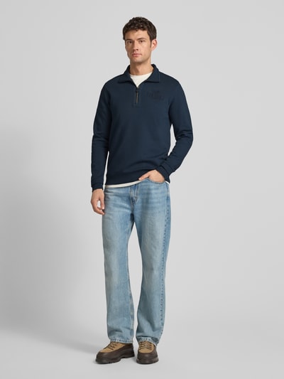 Männermodel trägt Sweatshirt mit Stehkragen und Reißverschluss van PME Legend, donkerblauw, katoen-elastaan, regular fit, voorkant, hele lichaam.