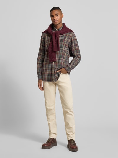 Männermodel trägt Slim Fit Jeans mit 5-Pocket-Design von Polo Ralph Lauren im Baumwoll-Elasthan-Mix, helle Farbe, Ganzkörperansicht von vorne. Bundweite 42 cm, Innenbeinlänge 85 cm, Herren.