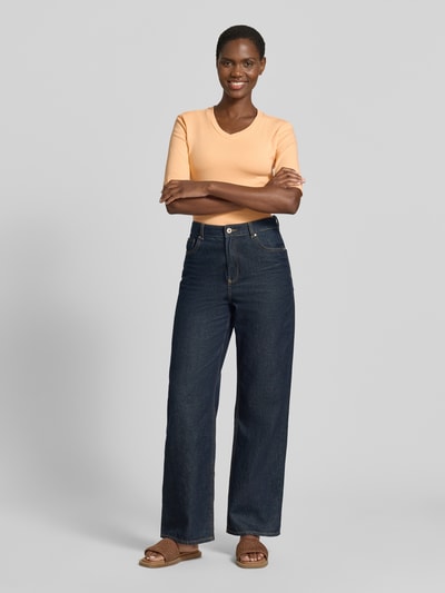 Frauenmodel trägt T-Shirt mit Rundhalsausschnitt von Christian Berg Woman aus Baumwoll-Elasthan-Mix, Slim-Fit, 1/2-Arm, Rückenlänge 53 cm, Ganzkörperansicht von vorne.