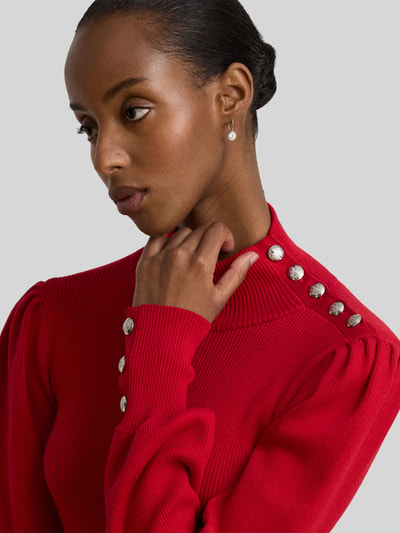 Vrouwenmodel draagt Slim Fit Turtleneck-Pullover uit mix van katoen en modal van Lauren Ralph Lauren, rood met zilveren knopen, close-up bovenlichaam.