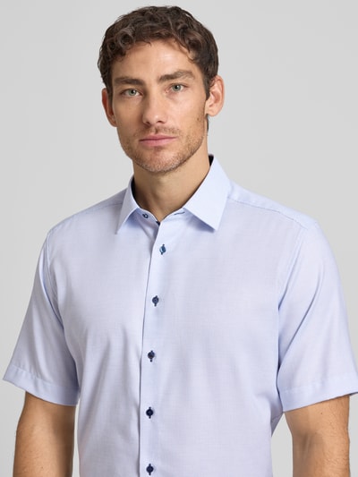 Männermodel trägt Regular Fit Business-Hemd aus Reine Baumwolle mit Kentkragen von ETERNA in Hellblau, Nahaufnahme Oberkörper, 1/2-Arm, Rückenlänge 80 cm, Schulterbreite 47 cm, Ärmellänge 27 cm, Größe 40