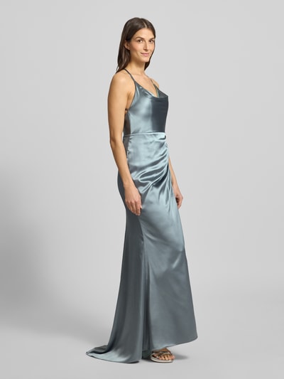 Kobiece modelka nosi Sukienka wieczorowa 'Abendkleid in Wickel-Optik' od Laona, satyna, dopasowany krój, jednokolorowy, kopertowy styl, głęboki rozporek, cienkie ramiączka, wszyty zamek błyskawiczny, dekolt w serek z drapowaniem, długość tyłu w rozmiarze 36: 183 cm, szerokość w rozmiarze 36: 40 cm, widok całej sylwetki z przodu.