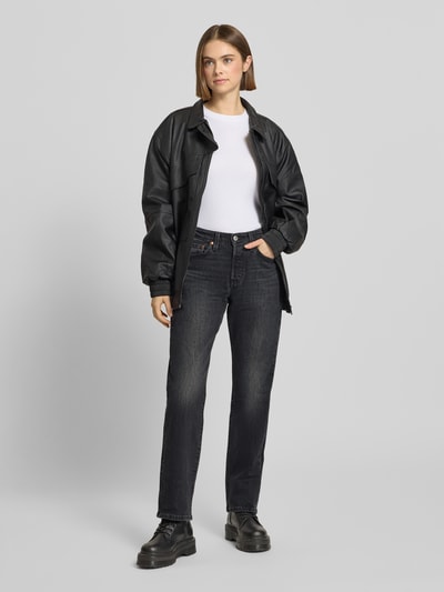 Frauenmodel trägt Jeans mit 5-Pocket-Design von Levi's®, in dunklem Baumwoll-Elasthan-Mix, lockerer Schnitt, Ganzkörperansicht von vorne.