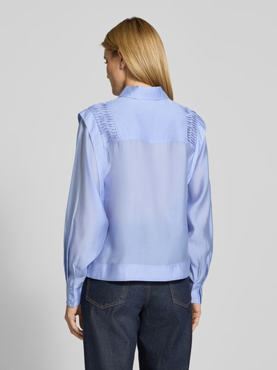 Frauenmodel trägt Regular Fit Bluse mit verdeckter Knopfleiste Modell 'MOLLY' von Copenhagen Muse, Lyocell-Mix, Hellblau, Falten, Hemdblusenkragen, Rückenansicht, Ganzkörperansicht Rückansicht