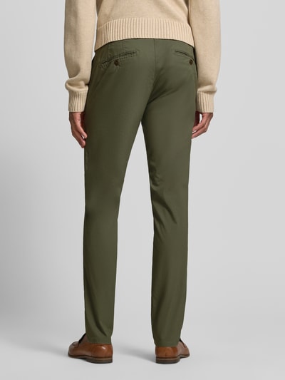 Männermodel trägt Hose mit Gesäßtaschen Modell 'Lupus' von Mmx, regular fit, katoenmix met stretch, olijfgroen, productcontext, Ganzkörperansicht Rückansicht.
