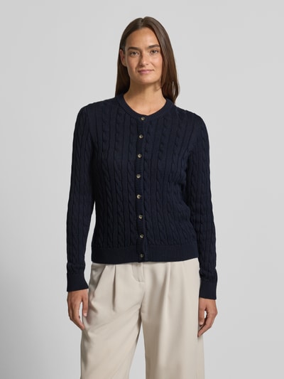 Vrouwenmodel draagt Strickjacke mit Zopfmuster und Rundhalsausschnitt van Jake*s Casual, slim fit, zuiver katoen, donkerblauw, Ganzkörperansicht van voren.