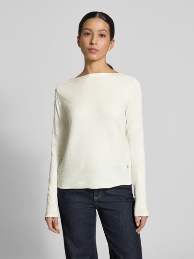 Frauenmodel trägt Regular Fit Pullover aus Viskose-Mix Modell 'Grace' von ZABAIONE, cremefarben, Strukturmuster, Strick-Optik, Rundhalsausschnitt, Damen Pullover, Rückenlänge 52 cm, Ärmellänge 60 cm, Ganzkörperansicht von vorne.