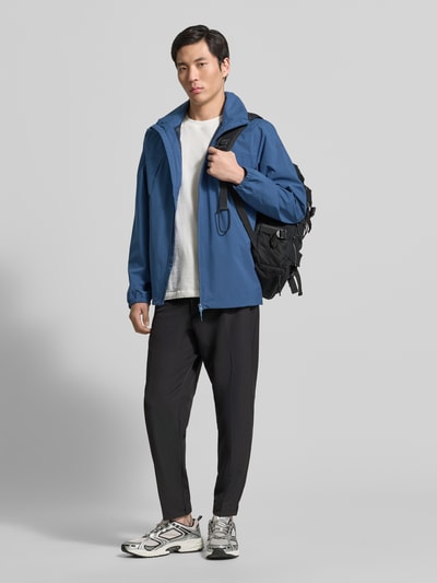 Männermodel trägt blaue Jacke mit Kapuze Modell 'BROCTON' von Icepeak, Regular-Fit, Reißverschluss, Ganzkörperansicht von vorne, Rückenlänge bei Größe 50: 65 cm, Schulterbreite bei Größe 50: 49 cm, Brustweite bei Größe 50: 57 cm, Ärmellänge bei Größe 50: 67 cm.