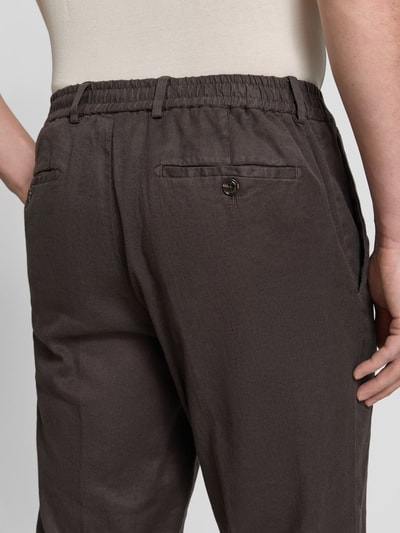 Männermodel trägt Leinenhose mit französischen Eingrifftaschen Modell 'River' von JOOP! Collection im Leinen-Baumwoll-Mix, Detailaufnahme Rückansicht.
