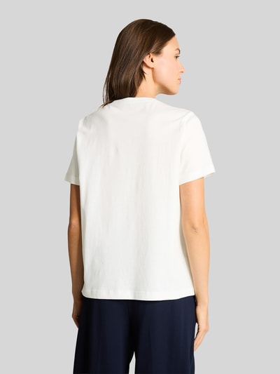 Frauenmodel trägt Regular Fit T-Shirt aus reiner Baumwolle von Tom Tailor, unifarbenes Jersey mit Label Print, Rundhals, kurzarm, Ganzkörperansicht Rückansicht